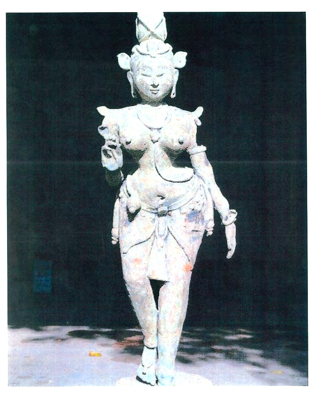 Sculpture de deux figures rapprochées sur un socle