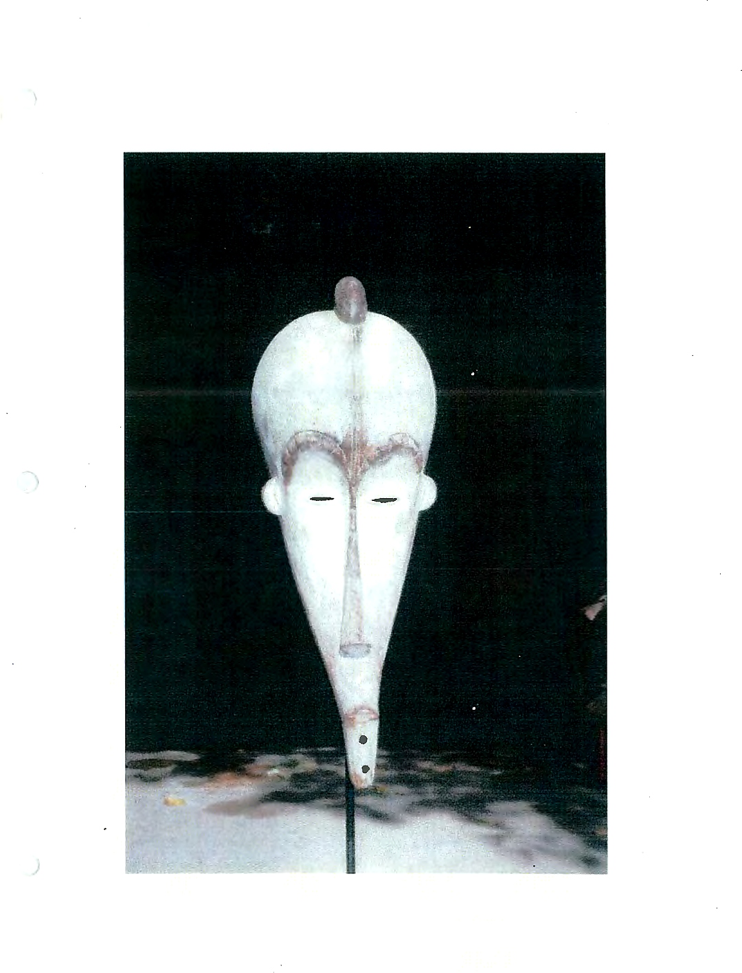 Statue assise avec geste de la main sur fond sombre